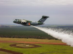 Super avião brasileiro e um milhão de litros d'água contra o fogo no Pantanal